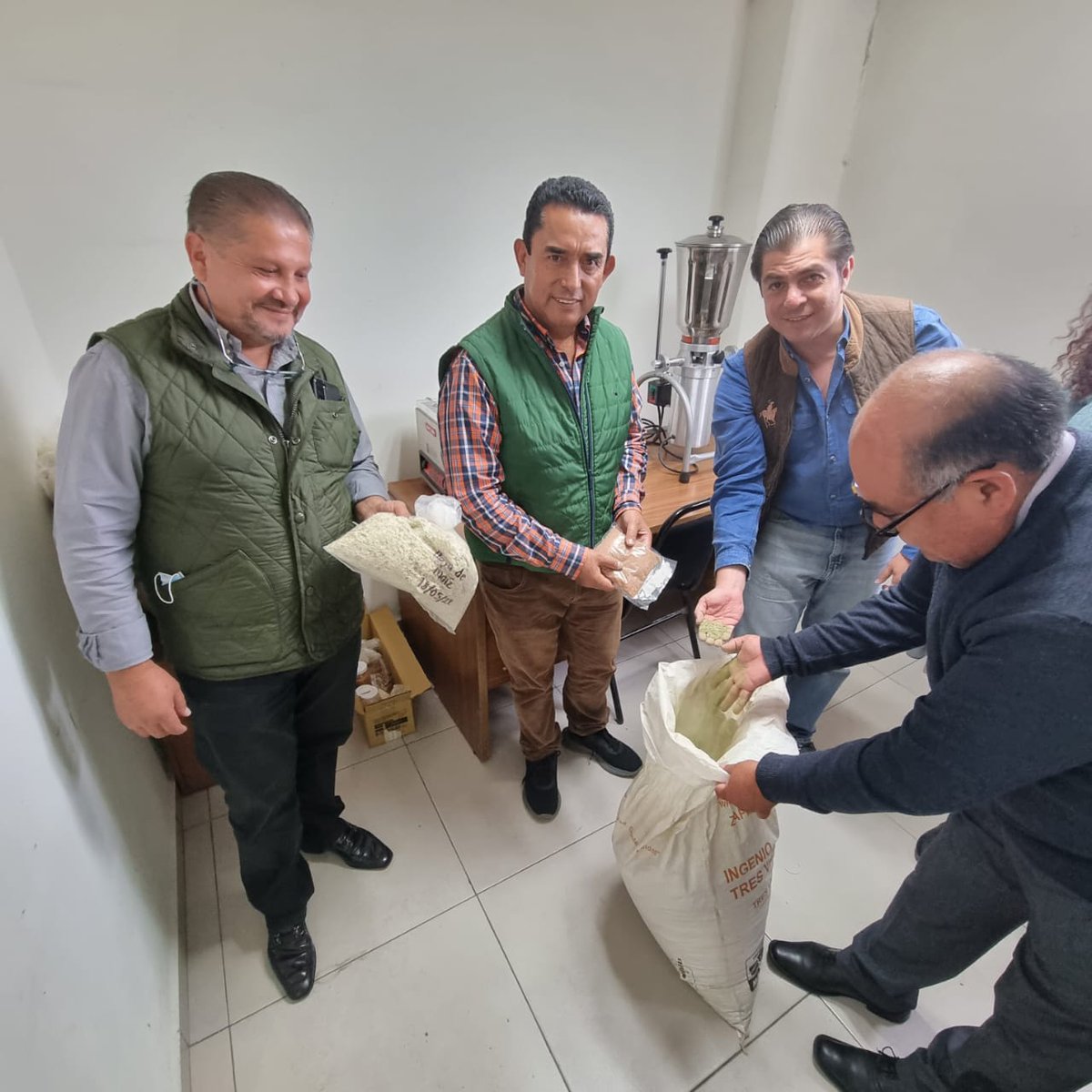 ConEsequiel's tweet photo. @UAEM_MX Precursor en alimentos deshidratados, como parte integral de economía circular y #soberaníaalimemtaria 
Respaldo científico total a productores en  #latierradondedeseovivir https://t.co/boqoy3swFf