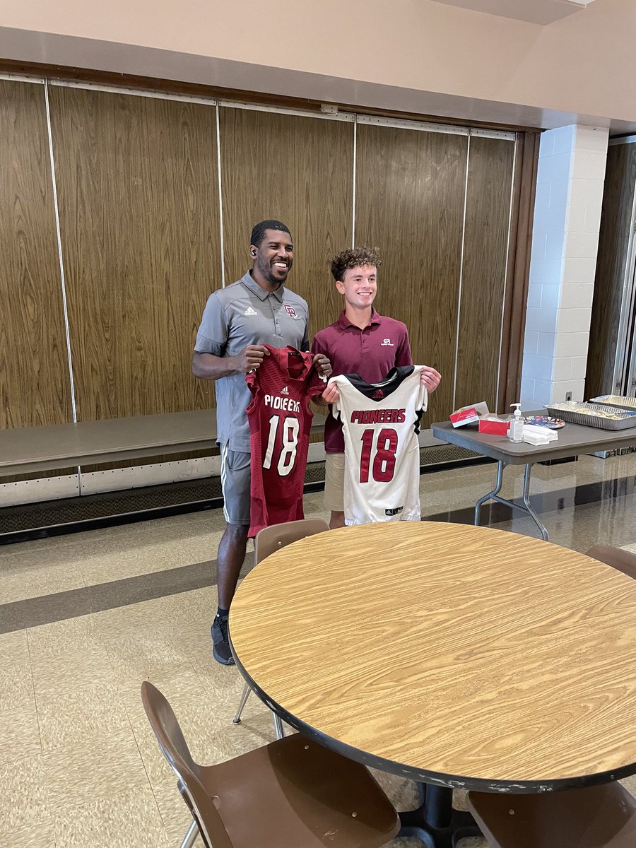 Jersey Day was a success!!! N the day gets better!!! I had the pleasure of representing my young bull @KrisVigars1 for jersey day today. This truly made my day. N thank you @BobVigars for allowing me to do this for you guys!! @grpioneers @Coach_DAllen