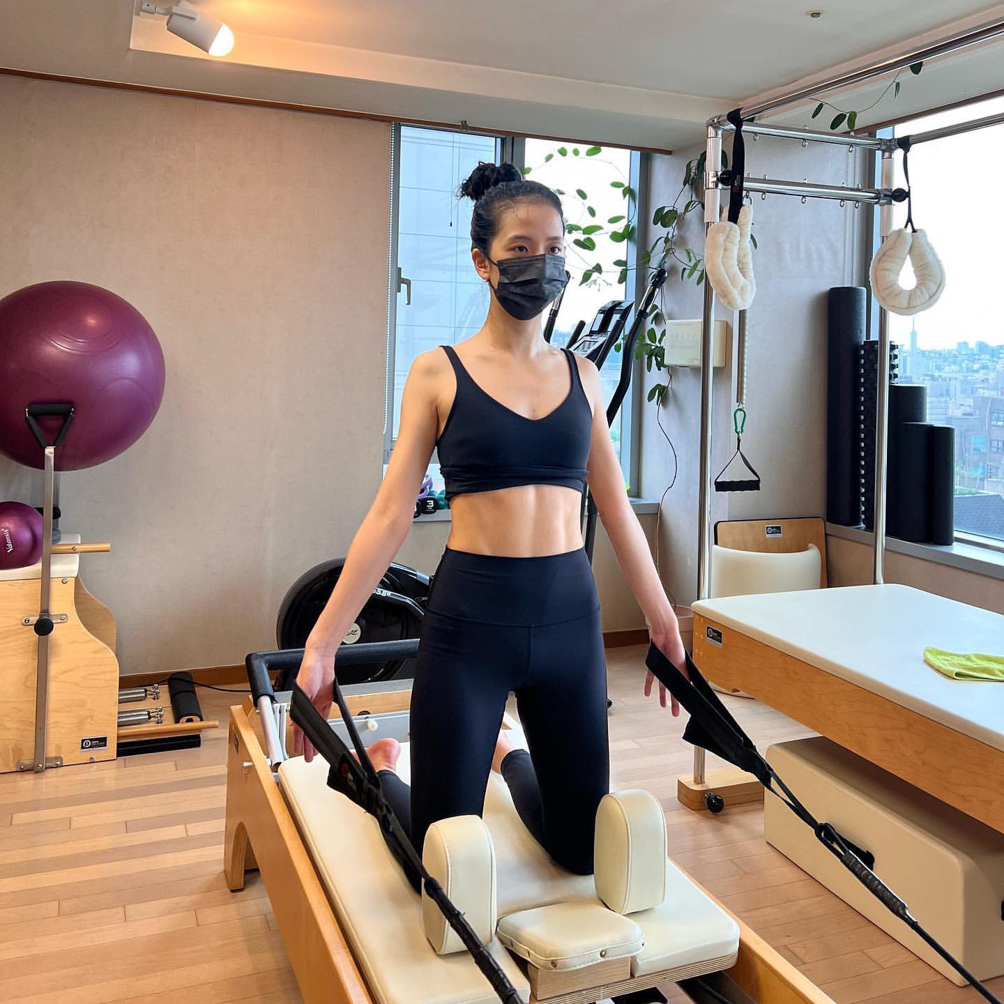 BLACKPINK's Jisoo shows off her toned body going wild with her extreme beauty