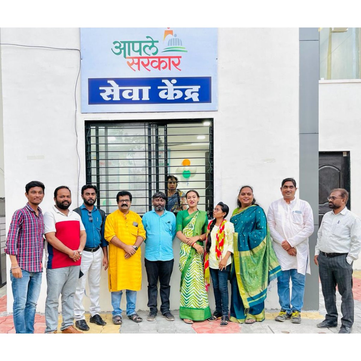 VbaForNanded's tweet photo. सेतू सेवा केंद्र मिळवणा-या आणि चालवणा-या देशात पहिल्या तृतियपंथीय म्हणुन मान मिळवणा-या भगीणी शेजल यांचा वंचित बहुजन आघाडीच्या प्रदेश उपाध्यक्षा @DishaShaikh7 शेख व प्रदेश प्रवक्ते @imFarooqueAhmed यांच्या कडून शेजल यांना भारतीय संविधान देऊन सत्कार करण्यात आले ..!

#VbaForNanded https://t.co/GY5xQf0h43