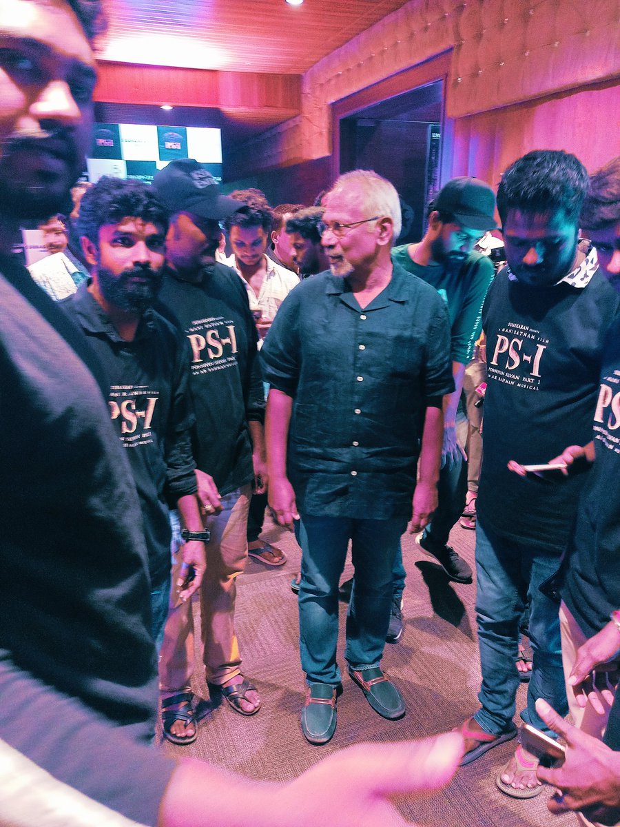 sridhar_botha's tweet photo. With legend #ManiRatnam Sir❤️
@Karthi_Offl Anna❤️ @chiyaan Anna❤️ #PS1SecondSingle #CholaChola
#Ponniyinselvan @MadrasTalkies_ https://t.co/w0GGdjr4MI