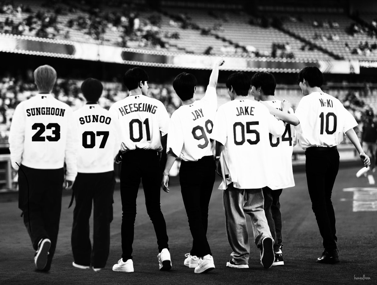 chrischives's tweet photo. someone edited this ot7 photo and i'm crying 😭😭 https://t.co/Kv4hwyWtZB