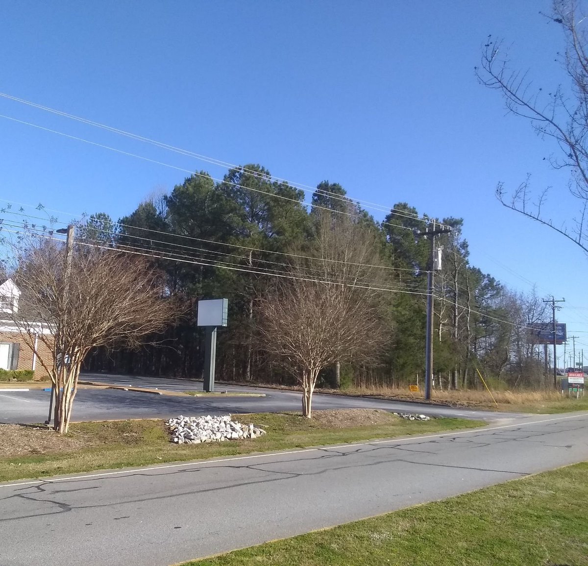 PerrySolem's tweet image. Land: $500k for 2.2 acres
Logo drawn by a guy who was living in a van: $500
Construction contract: $4.7mn (way more than expected) for 76k gross sf
Building, leasing up (mostly), then selling this thing and seeing the current owner get $169 for a 10x10: priceless