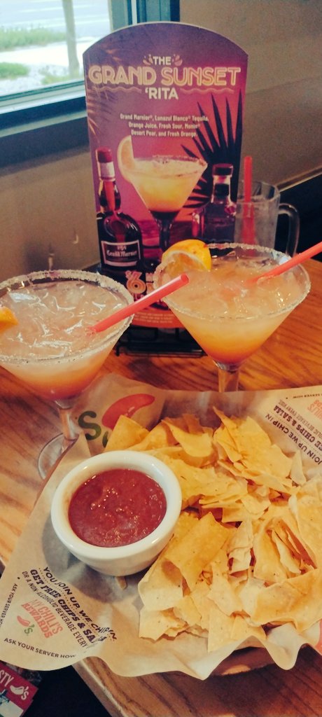 g2762rt's tweet photo. When my wife asks me for Margarita, the only place where we are going to dine is @chilis ... cheers !!!!
#GrandSunset #Rita
@GrandManierbr @LunazulTequila 
#SantaFeTeam @Robcinsf @BamBamKota25 @tjposthuma @JoeSing50728300 @JBarraza6 @twchilihead @dougcomings @AA_M_WHITE https://t.co/HnormYR89d