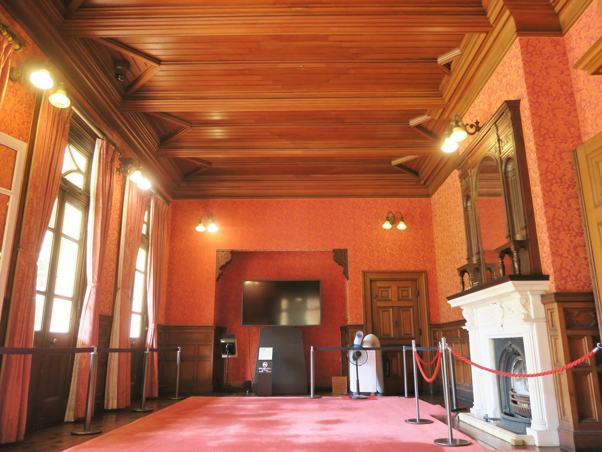 تويتر 旧岩崎邸庭園 على تويتر 洋館の大食堂です 他の部屋に比べて 腰壁が高いです これは声をよく通るようにするため と言われています 往時は岩崎家の方がこの部屋で どんなお話をされていたのでしょうか 都立庭園 旧岩崎邸庭園 洋館 ツイッターで