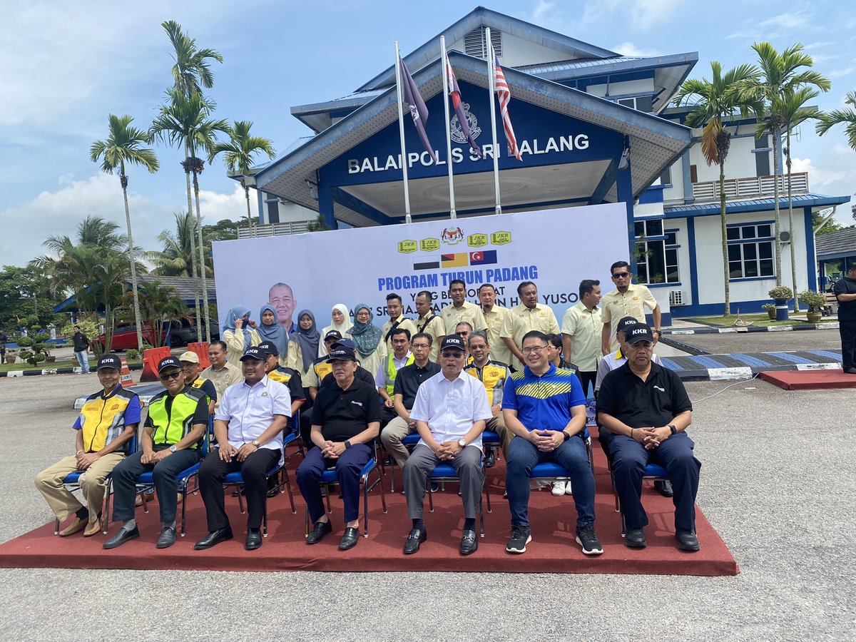 nyonyacyber's tweet photo. Lokasi 10

Meninjau cadangan membina median FT50 Ayer Hitam - Kluang di Balai Polis Sri Lalang, Kluang 

#FTRoadpedia
#FTRoadpediaZonSelatan
#CiptaDetikIndahBersama
#infraKeluargaMalaysia
#KeluargaMalaysia https://t.co/SRGYZvenqE