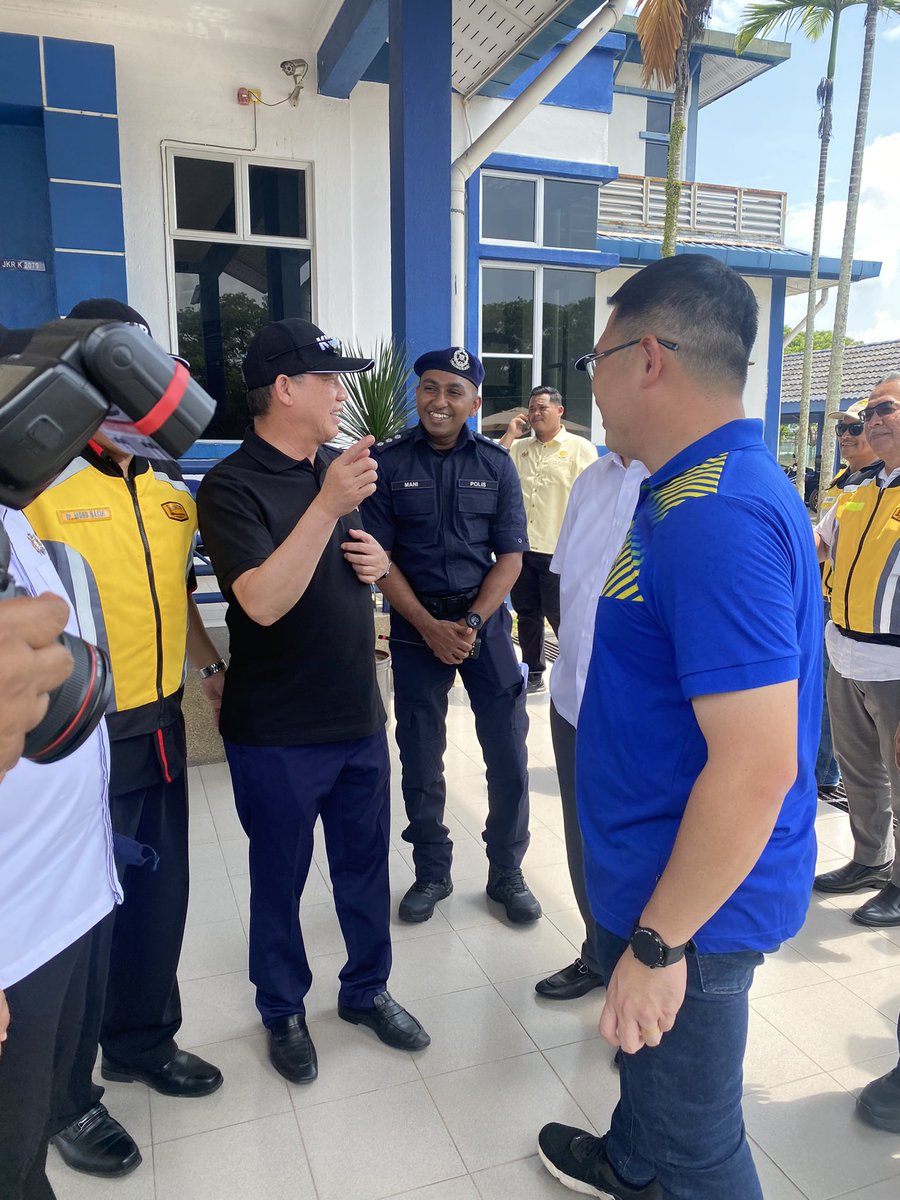 cHuNa8575's tweet photo. Lokasi 10

Meninjau cadangan membina median FT50 Ayer Hitam - Kluang di Balai Polis Sri Lalang, Kluang 

#FTRoadpedia
#FTRoadpediaZonSelatan
#CiptaDetikIndahBersama
#infraKeluargaMalaysia
#KeluargaMalaysia https://t.co/BbkHEueepx