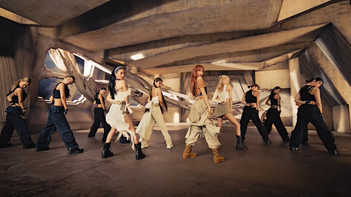 jensooIuv's tweet photo. #PINKVENOM recibió un total de 86.3M de vistas en YouTube, aún falta que comuniquen la cifra exacta, por lo que oficialmente blackpink rompió su propio récord. Definitivamente PINK VENOM es su canción más vista en 24 horas. @BLACKPINK https://t.co/MxDbTwSQQo