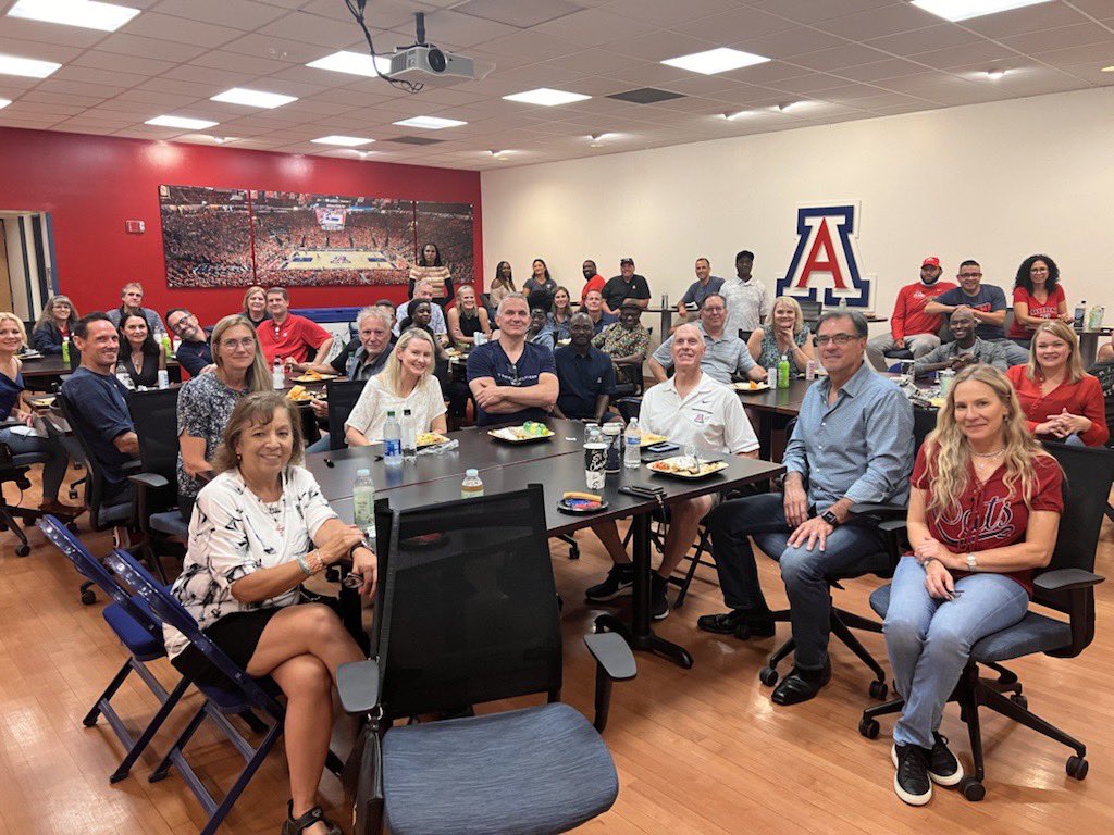 ArizonaTrack's tweet photo. Thanks for joining us tonight at our TrackCats parents welcome dinner‼️
Looking forward to a new year.
#BearDown | #BeLezoLike https://t.co/qmGdT1KUbe