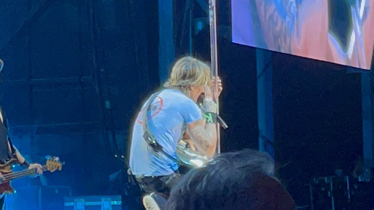 swiftsbassetts's tweet photo. the topic is photos i took of keith urban ❤️ #speedofnow #speedofnowworldtour https://t.co/6M6bwTwtuy