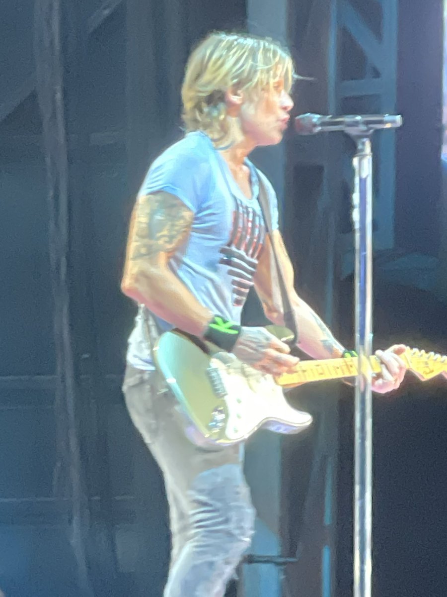 swiftsbassetts's tweet photo. the topic is photos i took of keith urban ❤️ #speedofnow #speedofnowworldtour https://t.co/6M6bwTwtuy
