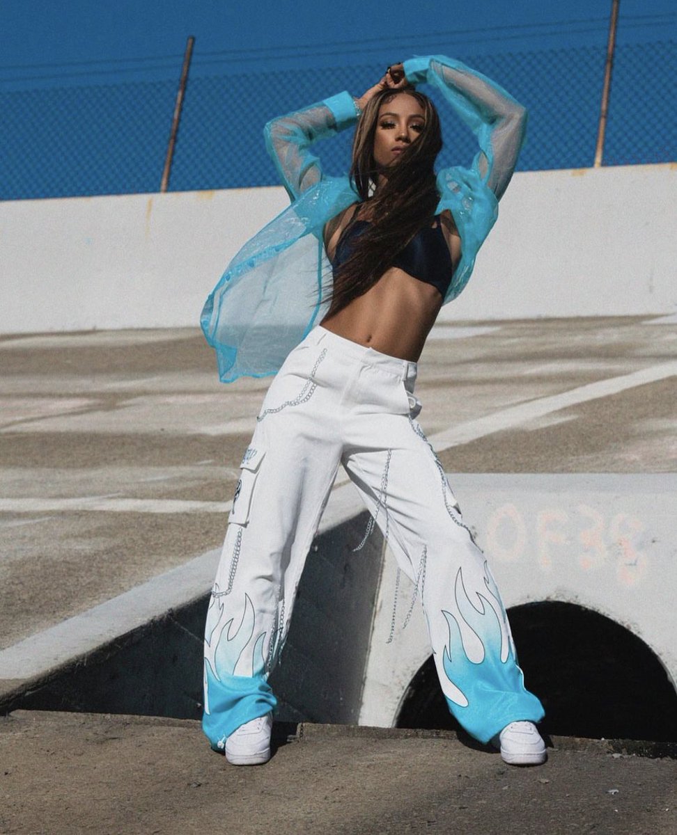 PutMoneOnIt's tweet photo. #MODELMERCEDES has entered the building. https://t.co/jnsL1p9ZhD