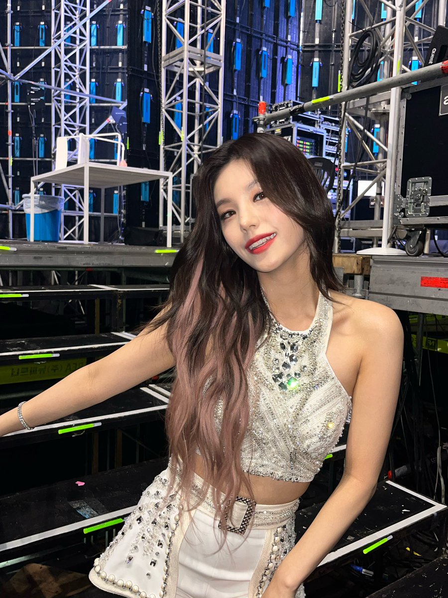 yejispinkstrip's tweet photo. she’s making me want to change my @ to yejispinkhighlights 😮‍💨😮‍💨😮‍💨 https://t.co/tNxLDvYoio