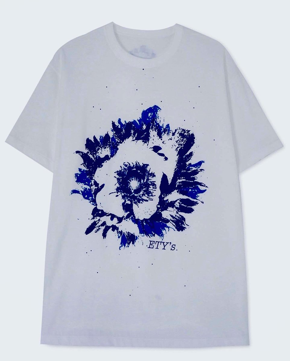 syte_etys's tweet photo. 【New arrival】★20/Cotton Jersey Opium Poppy Flowers T-shirt
円を描く赤いケシの花をロイヤルブルーに変化ケシの花はあへん法で栽培が禁止など不具な花。
#theshopyohjiyamamoto
#yohjiyamamoto
#syteyohjiyamamoto 
#yohjiyamamotopourhomme
#ys #y3 #syte #ヨウジヤマモト
#久米繊維
#flowert https://t.co/mnpV1pyu76