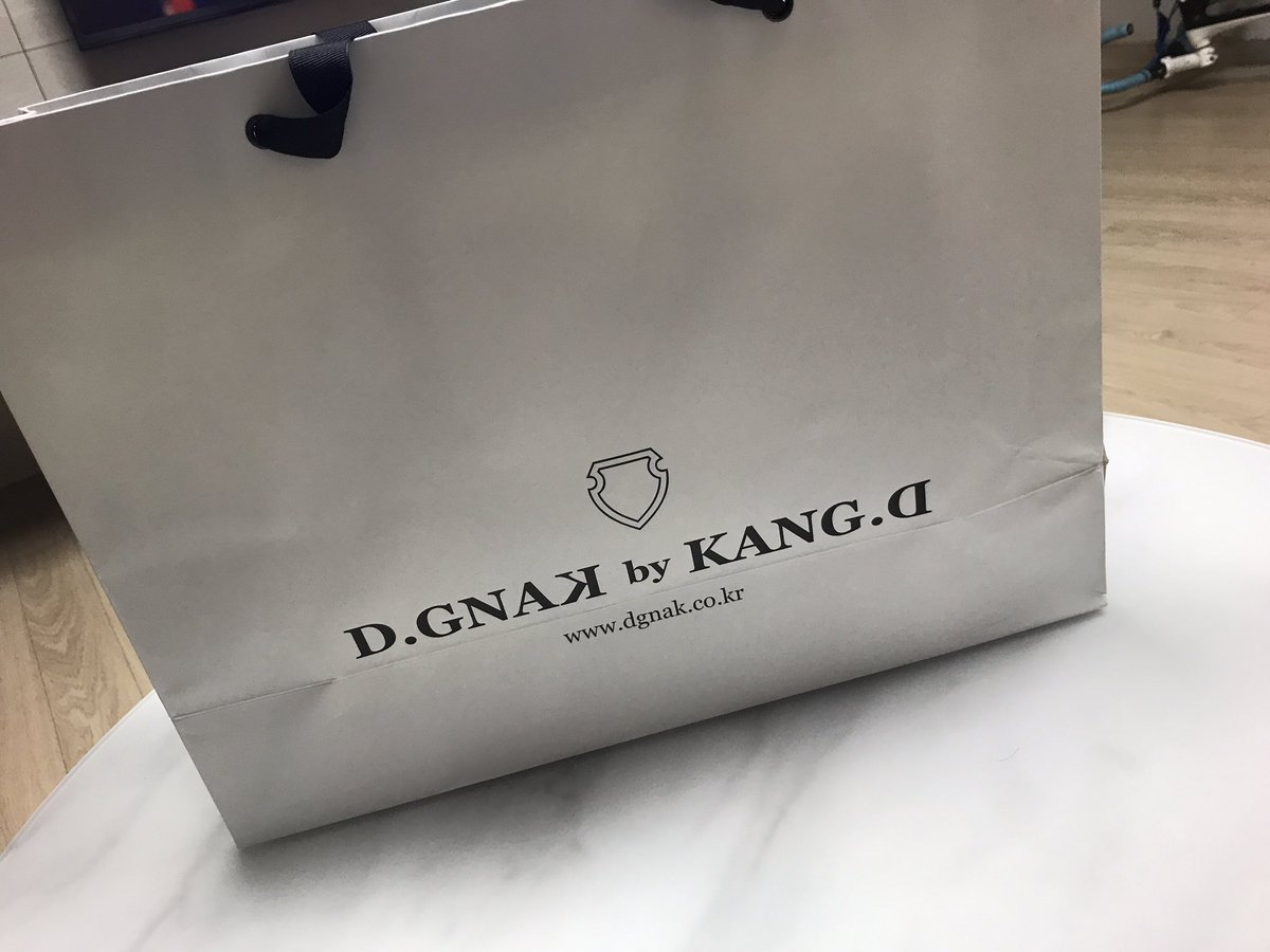 jhkim_85's tweet photo. 당첨된 맨투맨 택배 도착!심플한게 딱 내 스타일~ #DGNAK #디그낙
잘 입을께요 감사합니다 😍 @_TreasuresClub
근데 스티커가 왜 더 좋지 ? ㅎ
A형 친구들 곧 택배 도착한다 ㅋㅋ
@artistyeonsaem @chicyunaa https://t.co/SPnPQdq9YC