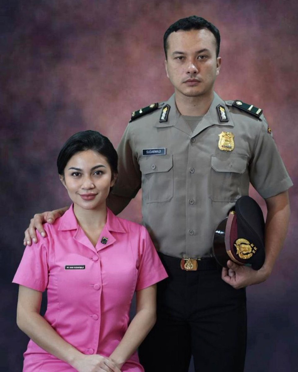 PolJokesID's tweet photo. Polosan ga ada wingnya, ini Nicsap pasti bukan dari Akpol.

Umurnya 38 pangkat Ipda, lumayan lancar. Badannya masih bagus, ini mah baru lulus Secapa dulunya masuk polisi lewat jalur Bintara. Entar sebulan sebelum pensiun bisa dikasih AKBP kalau ga bikin masalah. https://t.co/zk9iGy9ufK