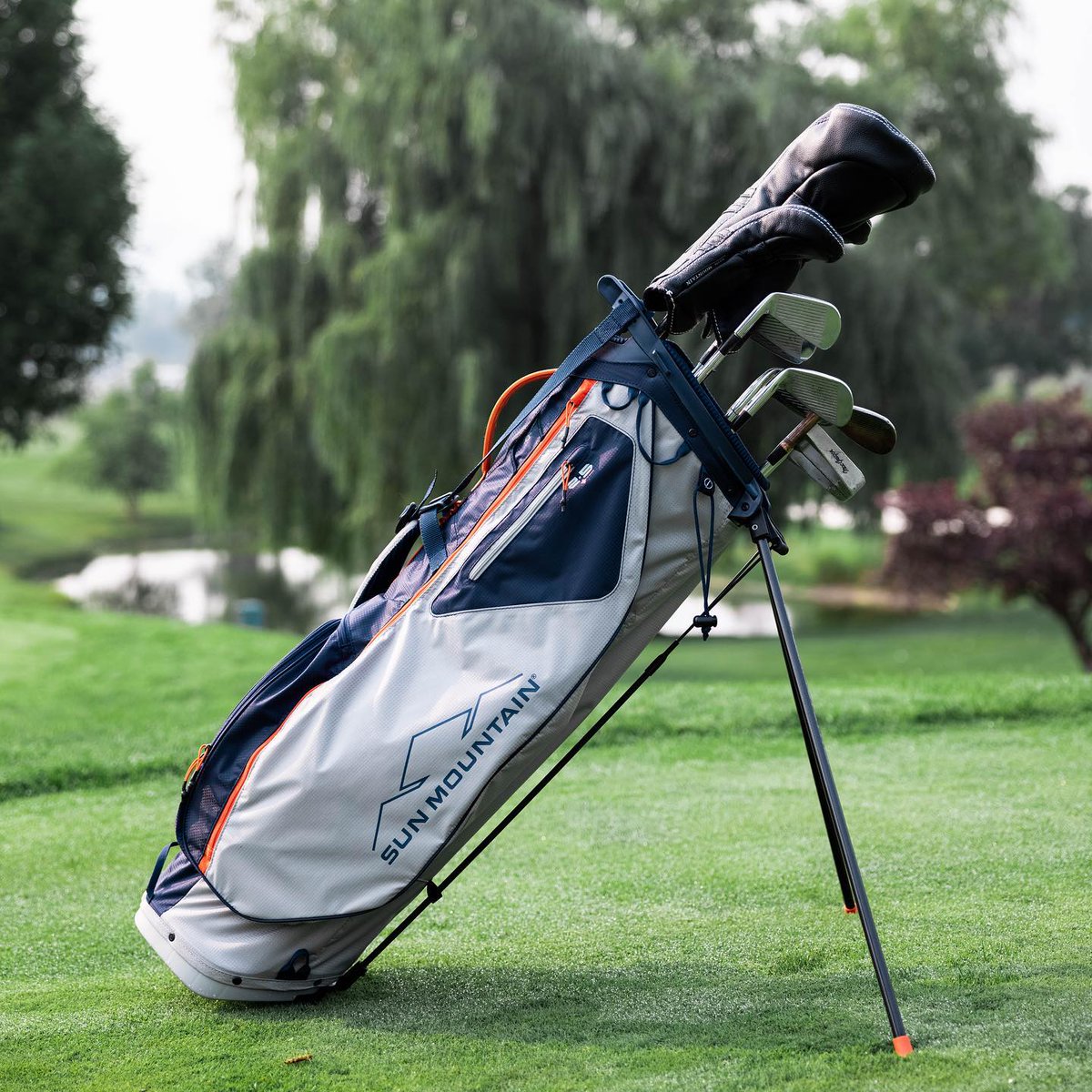 SunMountainGolf's tweet photo. The 2.5+ 14-Way is an lightweight bag with 14 full-length club dividers. Available at retailers online and in person. #sunmountaingolf #lightweight bags #golfbags #walkthecourse https://t.co/AM53BMmHPY
