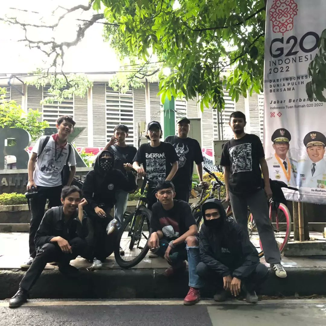 Bikepunx_BDG's tweet photo. Kami masih ada
#bikepunxbandung
#bikepunxbdg
#bikepunk
#sepedah https://t.co/tJhFX0EHaF