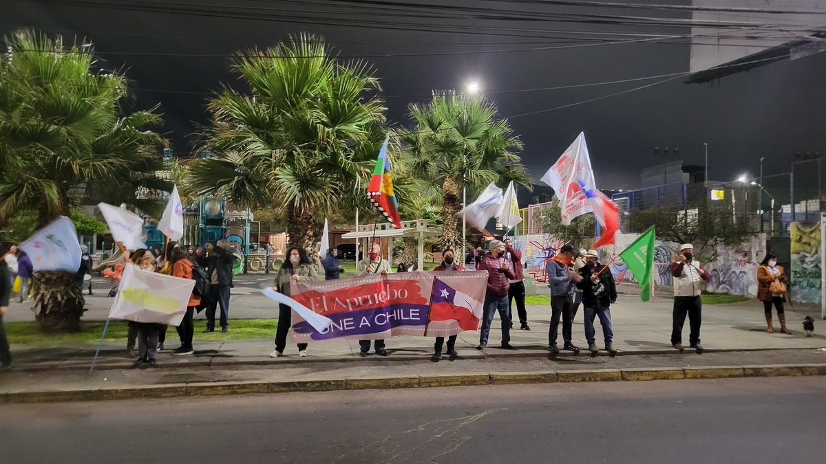 BacianWilfredo's tweet photo. Participando del BANDERAZO X el APRUEBO aquí en la av. Héroes de la Concepción de Iquique, este 4 de septiembre, sin miedo vamos todos a construir un nuevo Chile mas justo para todos.
#Apruebazo
#AprueboUnChileMejor 
#AprueboSinCondiciones https://t.co/FyE1AHyh8c