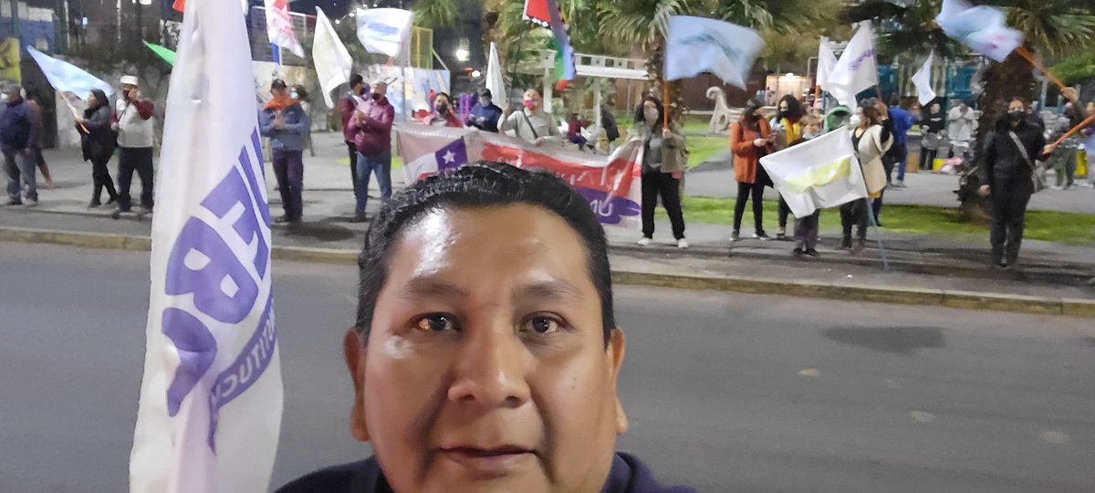 BacianWilfredo's tweet photo. Participando del BANDERAZO X el APRUEBO aquí en la av. Héroes de la Concepción de Iquique, este 4 de septiembre, sin miedo vamos todos a construir un nuevo Chile mas justo para todos.
#Apruebazo
#AprueboUnChileMejor 
#AprueboSinCondiciones https://t.co/FyE1AHyh8c