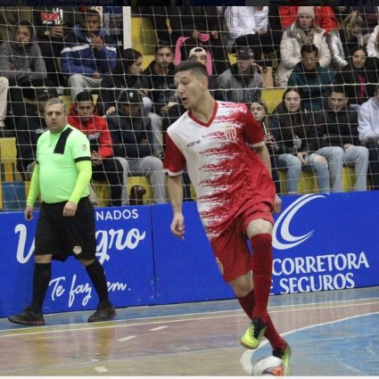 Ele joga bem, sabe driblar, sabe tirar do goleiro, dar bons passes e bater faltas...
O problema maior é quando ele desliga o videogame e vai pra quadra...