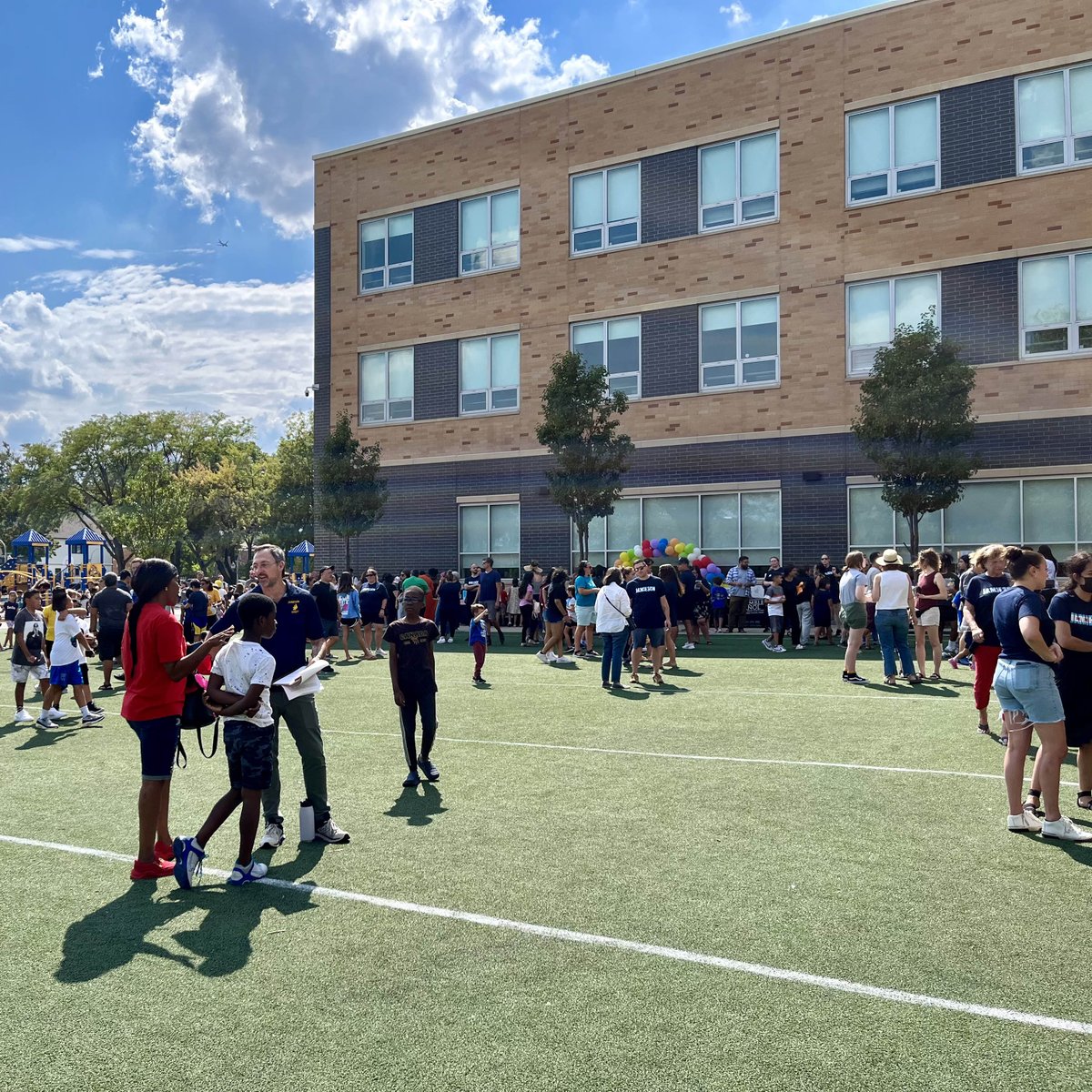 JamiesonSchool's tweet photo. Thank you for coming out to our Back to School Bash! @ChiPubSchool @40thforward https://t.co/LZKudVz0HK