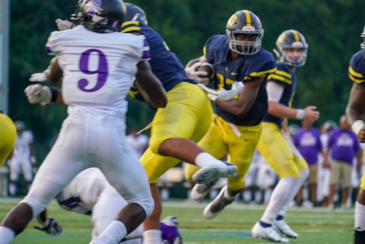 LausanneLynx's tweet photo. Tyler Wilson with the @LausanneFB TOUCHDOWN! With 8:00 left in the first quarter, it is 7-0 Lausanne. #LetsGoLynx #BeGreat https://t.co/oUpkbe8AmH