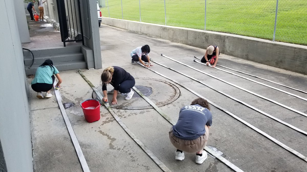 USSKIDD_DD661's tweet photo. #MiniFieldDay - 8/19/2022 - @LSUCampusLife's Community Bound program brought 15 freshmen to volunteer. Took fire hoses from KIDD ashore for a good scrubbing; scrubbed down P-40 Courtyard. Many thanks for all the hard work!
#VolunteerLSU #LSUCommunityBound #volunteer #museum https://t.co/E5SIxQQpd8