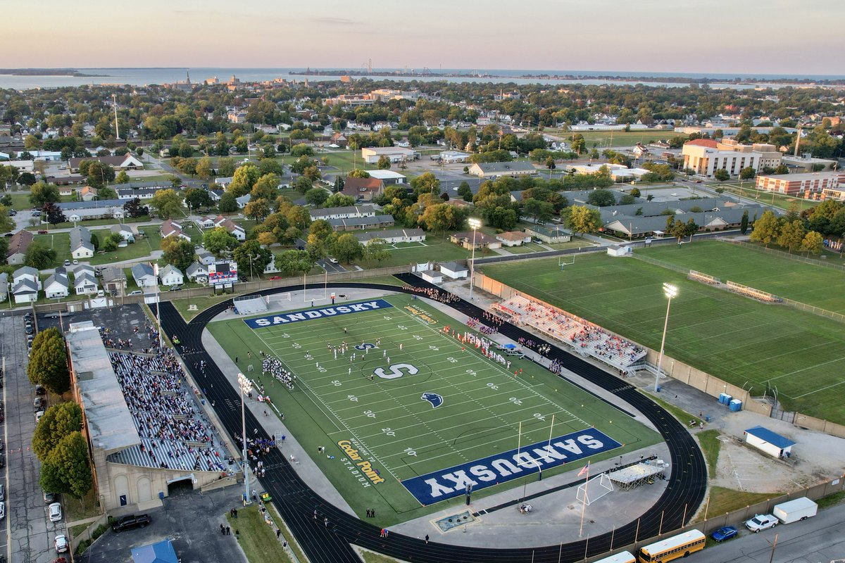 cityofsandusky's tweet photo. Let’s go Blue Streaks! ⚡️ https://t.co/YDGu0O0fsY