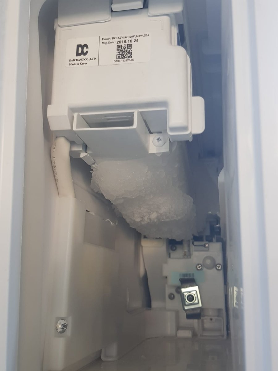 lancadena's tweet photo. @SamsungMobileCO @SamsungCO #NoComproSamsung #NoComprenSamsung #SamsungNoResponde Yo soy del team de la nevera dañada y asquerosa llena de hongos, humedad,hielo y agua de #Samsung @sicsuper @MincomercioCo @Consumidoresccc @TalCualOficial @jaroldorito @EdAlba69 @Luifer8212 @carlosvargas83 @MONYRODRIGUEZOF https://t.co/ZhPdfZ8TTR