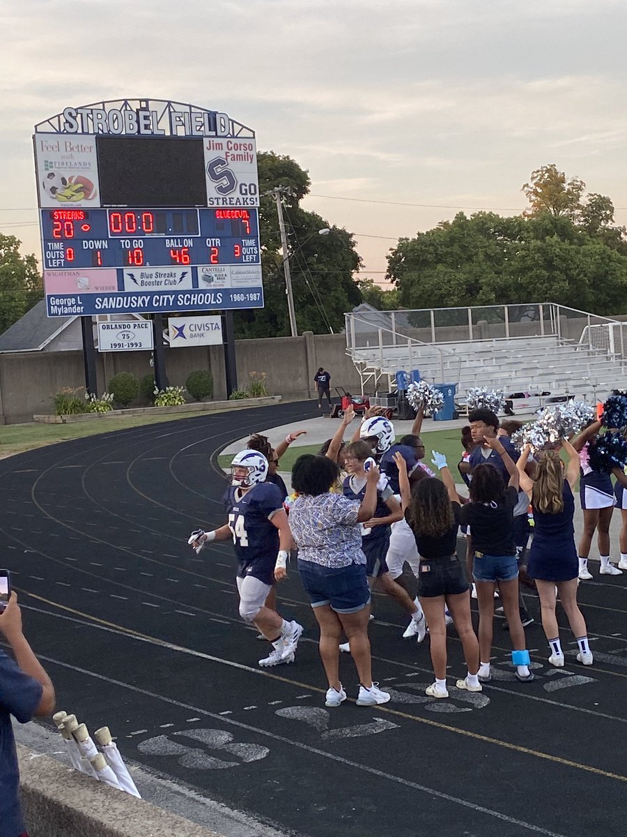 Rambler_SCS's tweet photo. Halftime. 20-7. Blue Streaks. @gobluestreaks https://t.co/S2cFxoLq3E