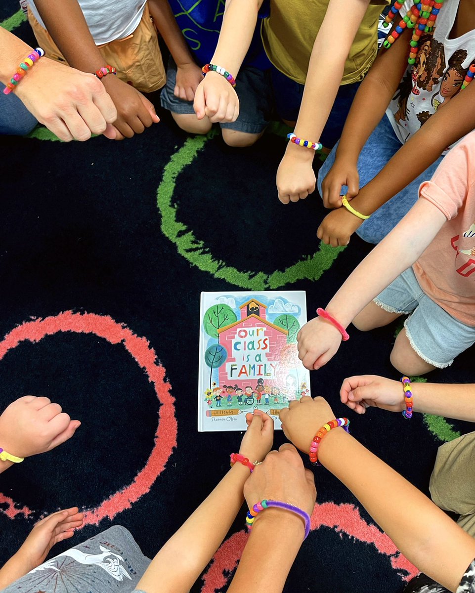 ❤️ Our Class is a Family ❤️
Class friendship bracelets… a bead to represent each friend in our room.
