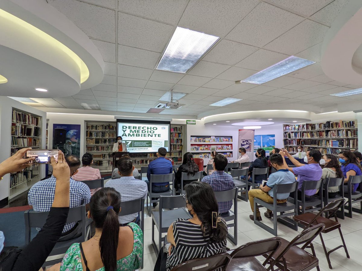 CCSsps's tweet photo. La Biblioteca Pblica Benjamín Franklin fue sede para presentar el libro "Derecho y Medio Ambiente”, por la escritora y abogada hondureña Clarisa Vega. 

Consulta sobre el acceso al libro y los recursos gratuitos que te ofrece la BPBF.

#LomejordelcentroestáenelCentro https://t.co/E0xG1ngmO7