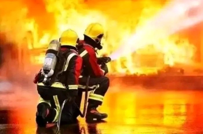 FundichelyRosa's tweet photo. Con gran dolor los educadores de #SantiagodeCuba acompañan a familiares y amigos de los bomberos perdidos en la batalla por atenuar o apagar el incendio en #Matanzas. #Bomberos DEP @dtor_educmtz @elsa_ena @RamnMonte1 @PresidenciaCuba @BeatrizJUrrutia https://t.co/G0GEQ6cHaC