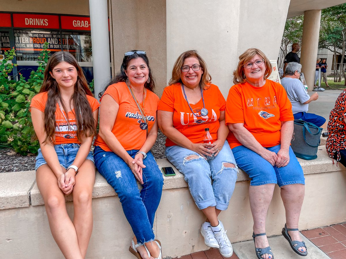UTSA's tweet photo. We're so excited to see you at Roadrunner Welcome! Join us at the Student Union Paseo for some free Kona Ice, @UTSASOSA and DJ Koop!

#UTSA #UTSA26 #UTSA25 #UTSA24 #UTSARRDays #UTSAFall22 @UTSASOSA @UTSAStudents @UTSAStuAct https://t.co/yXeVi8OUHQ
