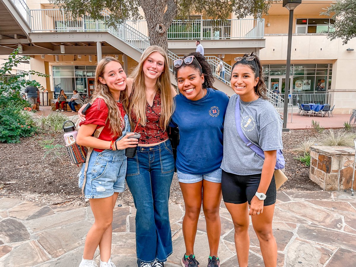UTSA's tweet photo. We're so excited to see you at Roadrunner Welcome! Join us at the Student Union Paseo for some free Kona Ice, @UTSASOSA and DJ Koop!

#UTSA #UTSA26 #UTSA25 #UTSA24 #UTSARRDays #UTSAFall22 @UTSASOSA @UTSAStudents @UTSAStuAct https://t.co/yXeVi8OUHQ