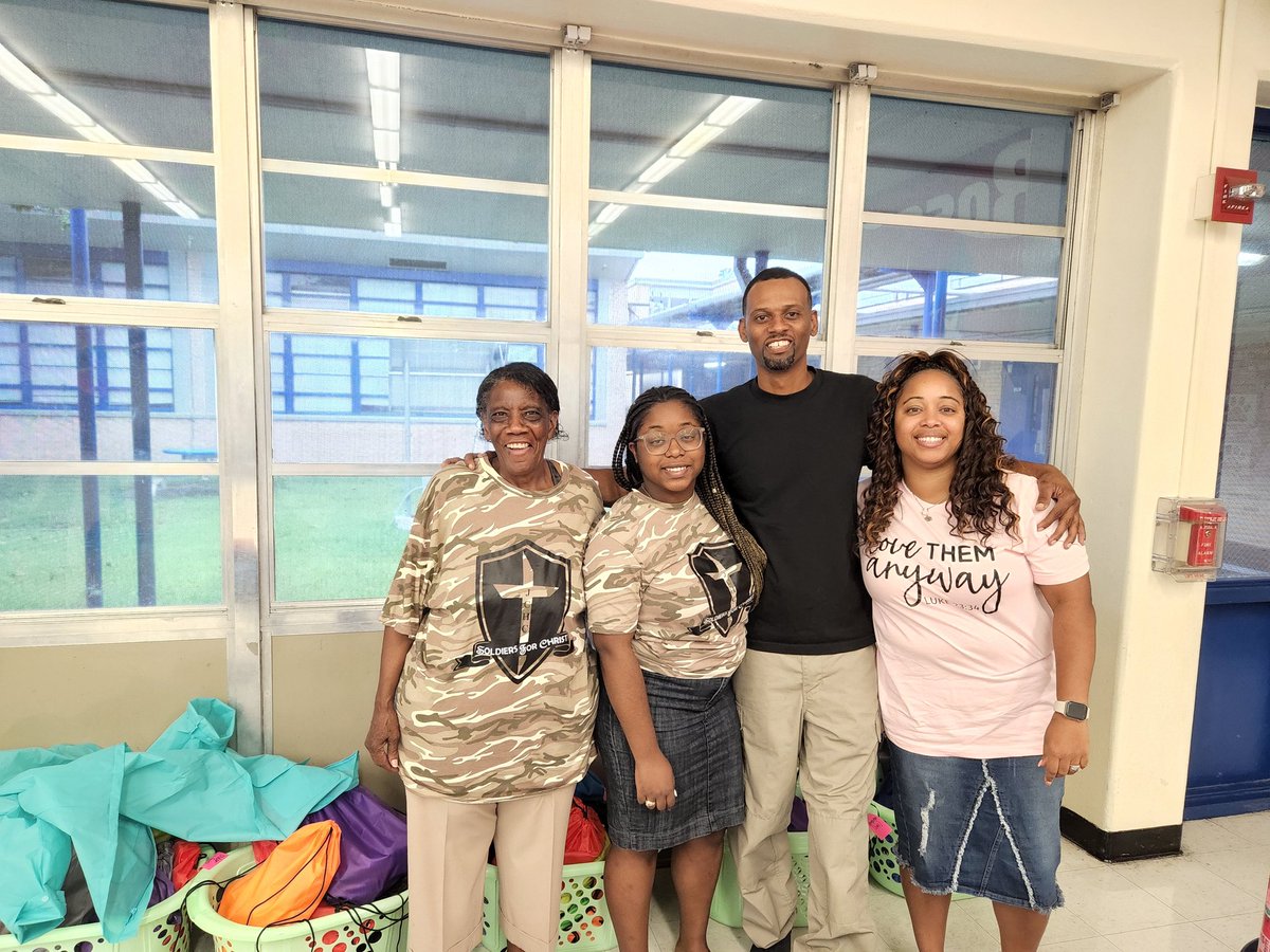 BetsyRossElem's tweet photo. It's always great to see our families. Thank you Pastor Broussard for donating backpacks and school supplies to our scholars. It's going to be a great year! 🏁🚗 #DRIVEtheROSSWay @AhmeshaG @JElizon23 https://t.co/BVt1G4t9Lo