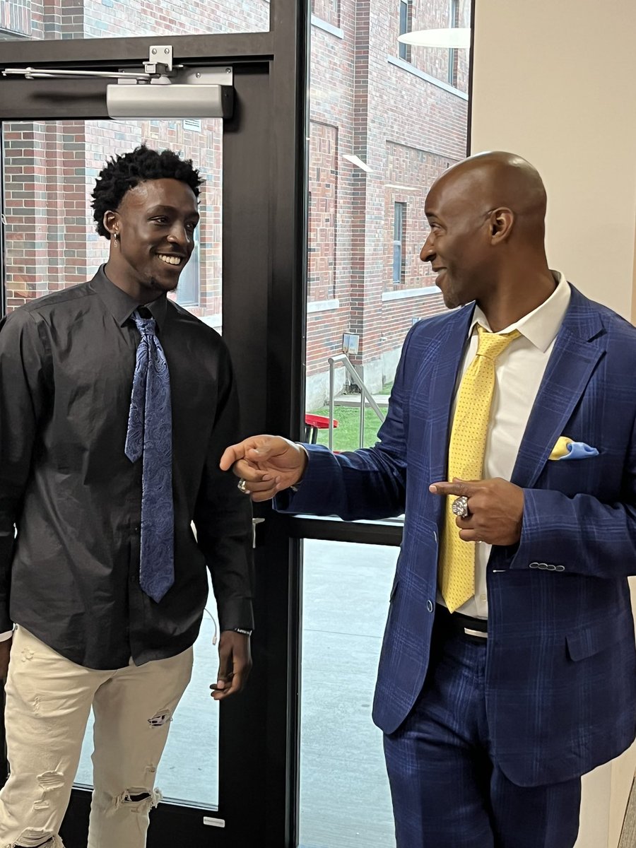Man, special night at Grizzlies Dress for Success.   Thank you to Coach Curry’s former player and Super Bowl Champion Deon Grant!  Also, Thank you to all of our youth coaches and parents for your support! <a href="/GrizzliesNHS/">Ft Smith Northside</a> <a href="/Grizzlyftball/">NHS Grizzly Football</a> #BuiltDifferent