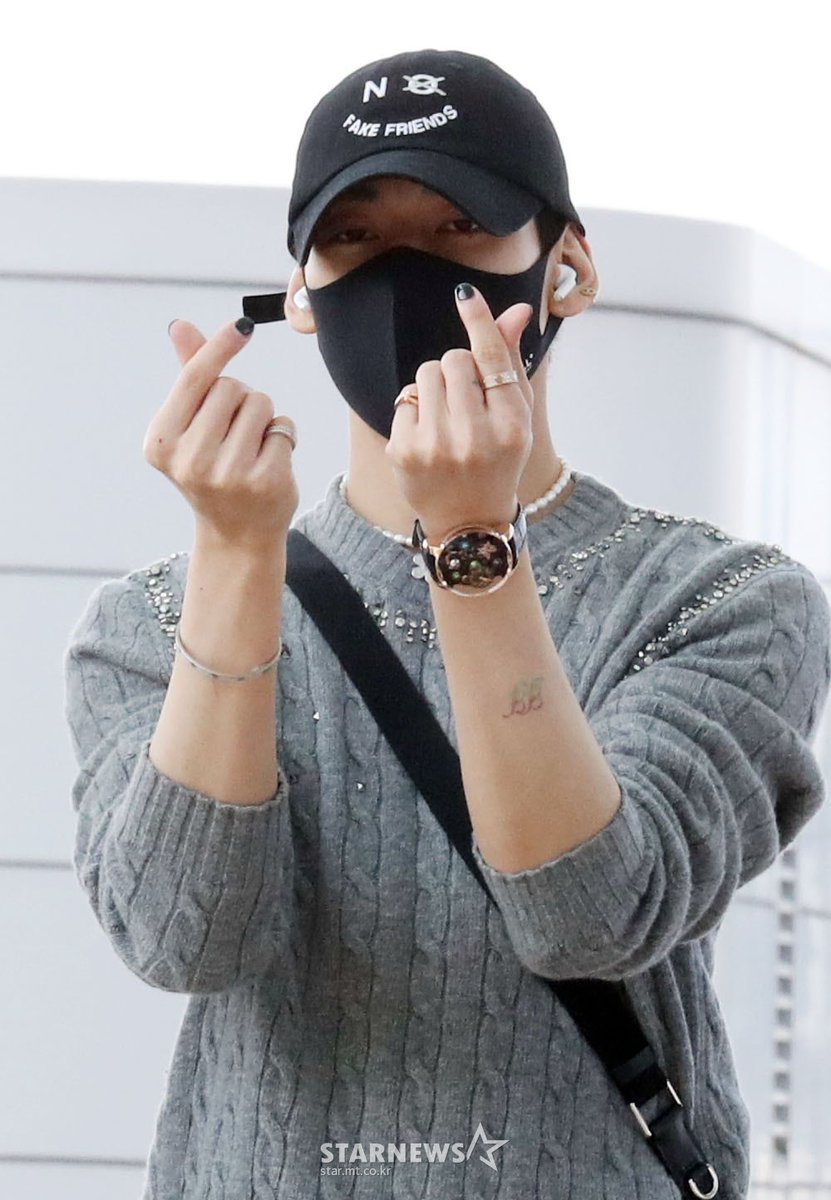 KateLOVEGOT7's tweet photo. @_Jacobandco @BELOVEDBamm @BamBam1A universe in your wrist The values you hold
#jacobanco #BamBam
#BamBamxJacobandco
@BamBam1A
@_Jacobandco https://t.co/gdFC3zzly3
