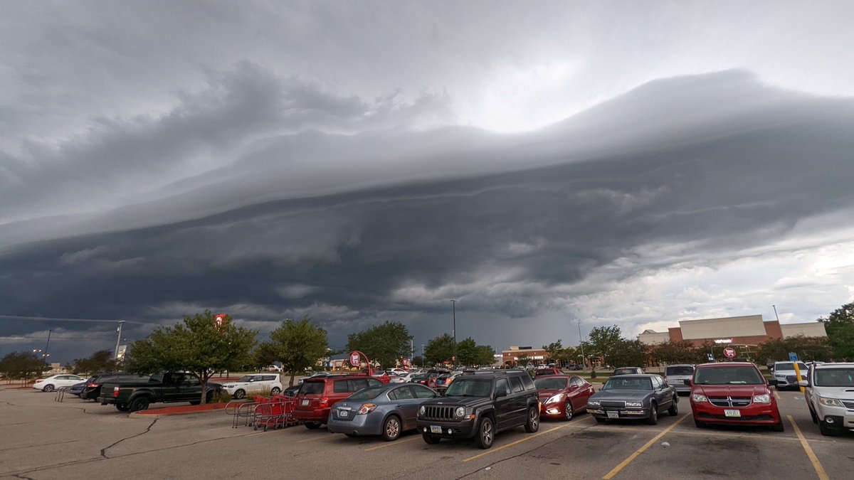EricWylieCC's tweet photo. @KCRG_FirstAlert @KGAN_Weather From the CR North Target parking lot looking Southwest at 7:39 pm https://t.co/z6G8WqHti1