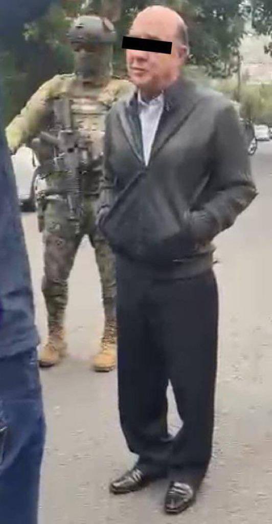 herreleo's tweet photo. De la detención de #JesusMurillo ex procurador del país cuando salía de su casa en Lomas de Chapultepec en #CDMX, la @FGRMexico lo acusa de desaparición forzada,tortura y contra la administración de la justicia. Murillo Karam fue gobernador de #Hidalgo de 1993-1998 https://t.co/9USUyYyQdK