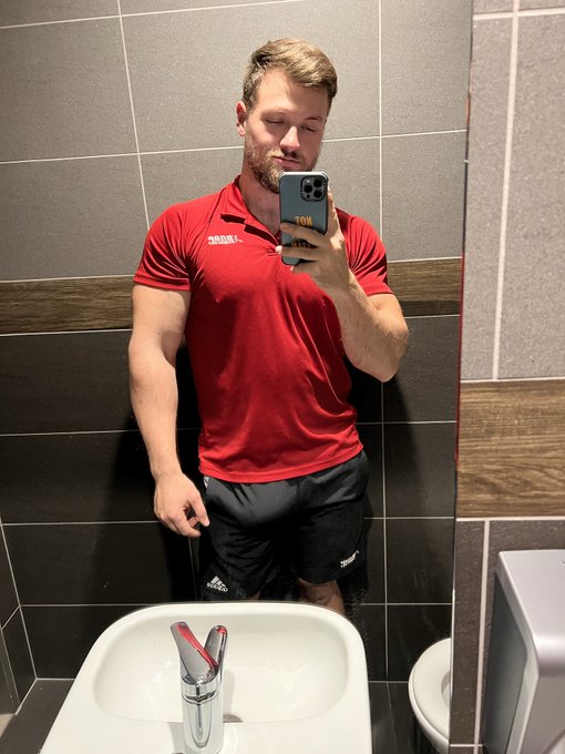 Good thing shorts have 2 pockets, I think my left pocket is occupied 😅 https://t.co/9TPJl6um6x<a href="/tag/bigdickproblems"class="tags"><span>#bigdickproblems</span></a>