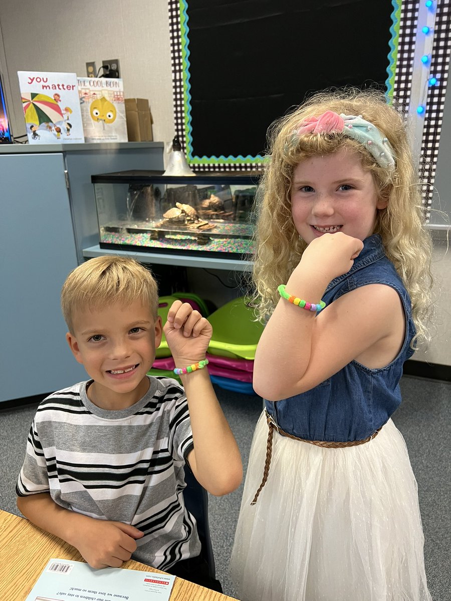 FPE1stGrade's tweet photo. We made class family bracelets with beads that each signify a certain way we are going to treat our class family. #onebigfamily ❤️ https://t.co/fKcOoZL58u