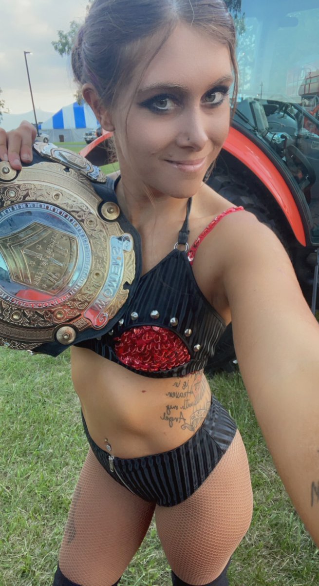 ShawnaReed93's tweet photo. Your #ForeverChampion
#shawnakomringkru #reedsroaddiary #shawna7belts #daughterof1000maniacs #allencountyfair #doatm #war #warwrestling #WomensChamp #foreverchamp https://t.co/a99CraGZCK
