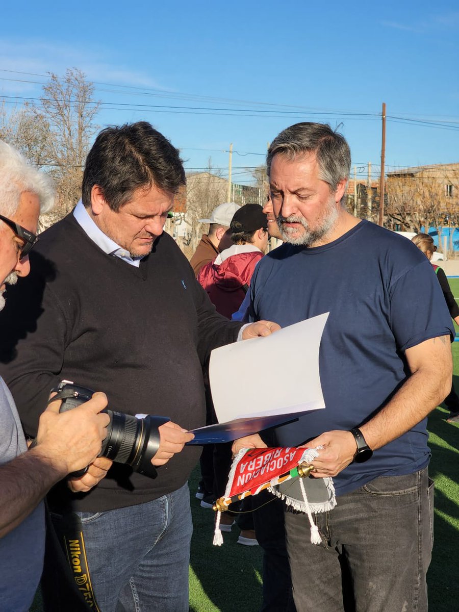 MauSerenelli's tweet photo. #Hoy quedó inaugurada la cancha de hockey de césped sintético del @lariberacanotaje de nuestra ciudad. Aprovechando cada encuentro, en nombre de nuestro intendente @marianogaidook hicimos entrega del aporte de Apoyo Economico a las Instituciones Deportivas.
#palabracumplida https://t.co/4kS7du4wAP