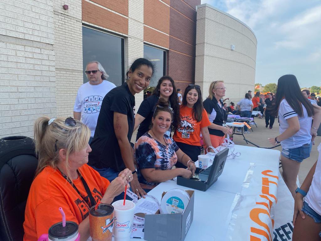 HHSCounseling11's tweet photo. Itโs a great day to be a Buffalo ๐ฆฌ๐งก๐ค #buffnight #buffnation #haltomhighschool https://t.co/EJe3dzLJTt