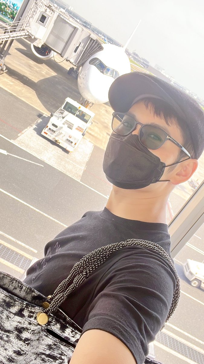 Matsuda_satoshi's tweet photo. 朝から空港👶✈️
この大きな窓、すごく好きなんですよねー✨
やっぱ飛行機はかっこいいなぁ🛩✨ https://t.co/QUqaWg12w1