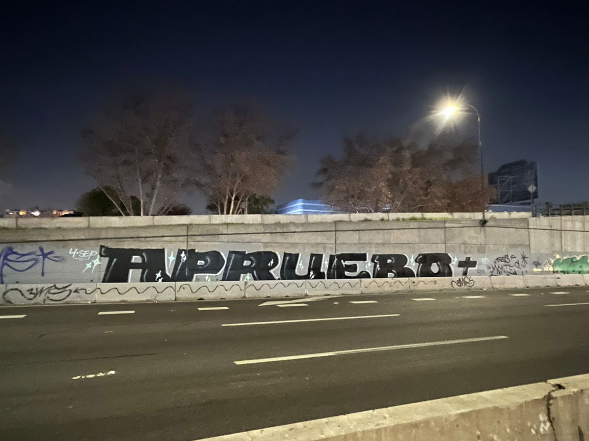 3mslacrew's tweet photo. AHORA AHORA AHORA!!
MURALISTAS DE LA @3mslacrew PINTANTAN #APRUEBO EN PANAMERICANA SU GIGANTE

@PiensaPrensa https://t.co/FYXwd8N9dg