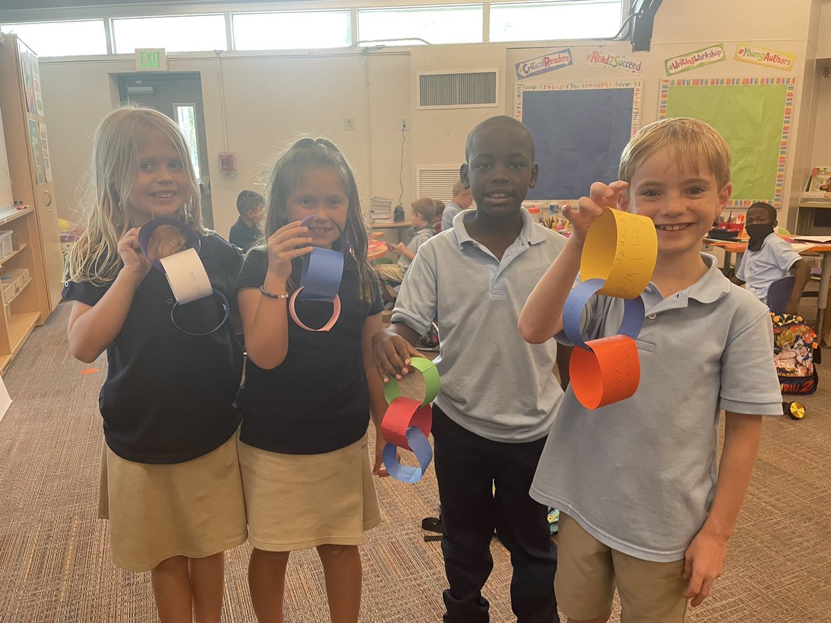 rfjeffcoat's tweet photo. We are LINKED!  We built chains by writing down our beginning of the year feelings and questions on individual strips.  We connected them to create one class chain! Every student in 2E is an important part of our classroom community. #angeloakes #2Eistheplacetobe @2ndStepProgram https://t.co/zbbOOtyjjf