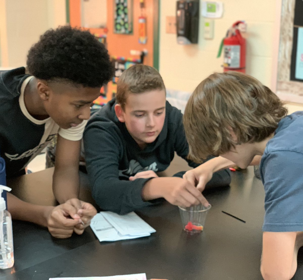 KKuoScience's tweet photo. Can they save Fred the Gummy Worm without using their hands? We’ll find out! 🐛 #stembreak #wearereynolds #prosperproud @PISDReynolds #SaveFred https://t.co/pnorRDEUpK